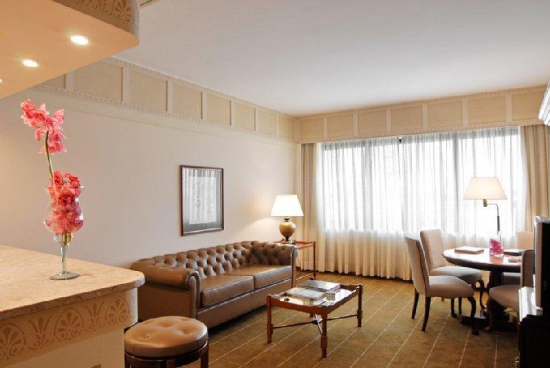 Hotel Transamerica ساو باولو الغرفة الصورة A living room in a suite at the Ritz-Carlton, Boston