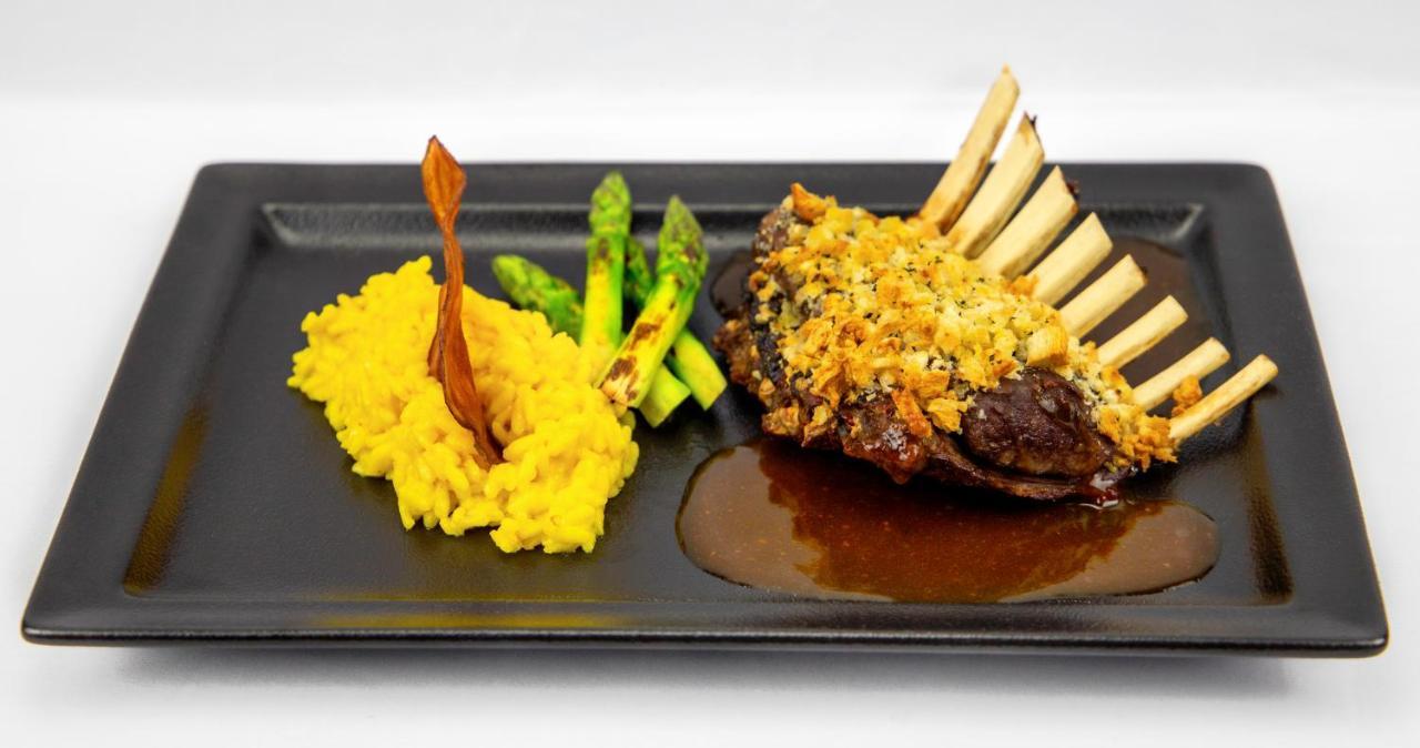 Hotel Transamerica ساو باولو المظهر الخارجي الصورة Rack of lamb with a crust of herbs and a yellow risotto